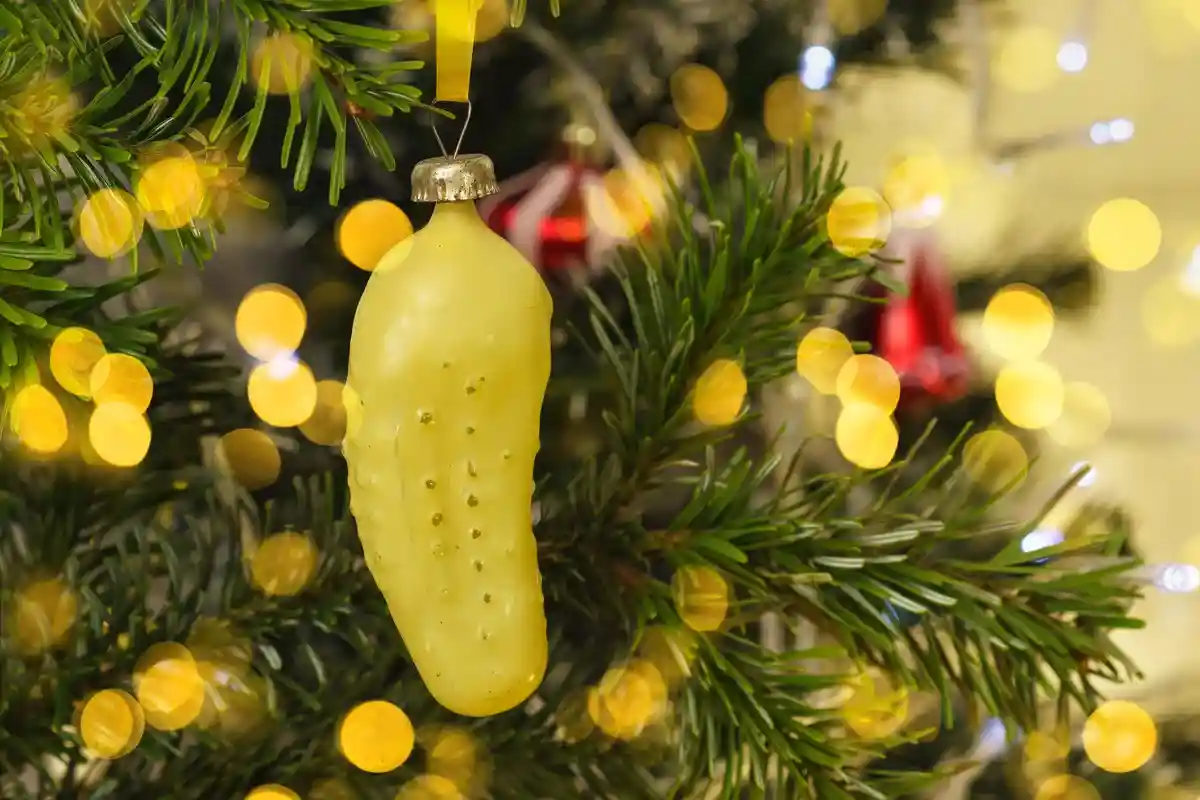 Соленый огурец на елке — необычная традиция из Германии. Фото: Shutterstock.com.