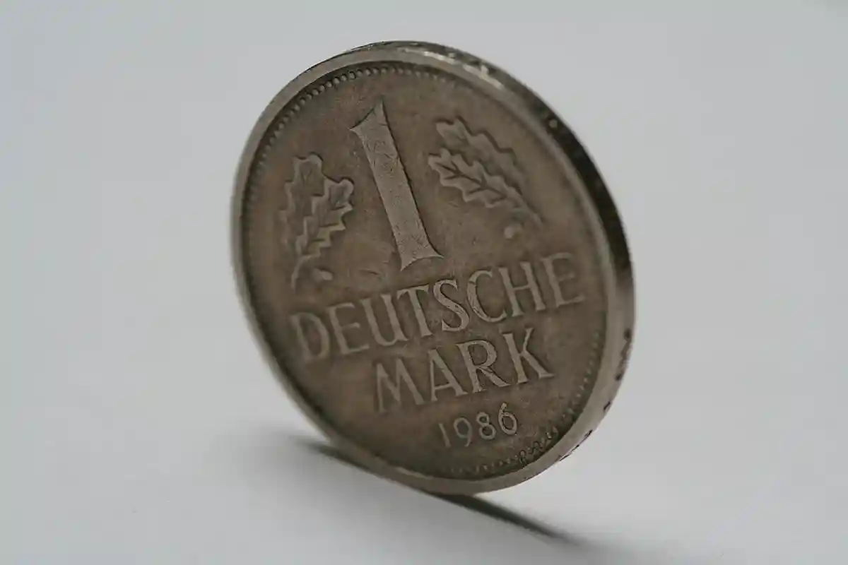 Один евро можно получить за 1,95583 немецких марки. Gudrun Speck / shutterstock.com