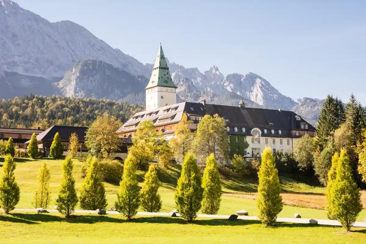 Замок Эльмау в баварских Альпах. Фото: manfredxy / Shutterstock.com.