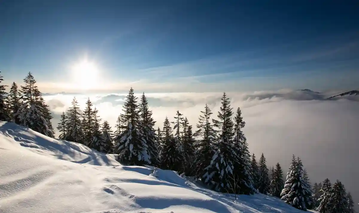 В Баварских Альпах снег маскирует овраги. Leo Schindzielorz / shutterstock.com