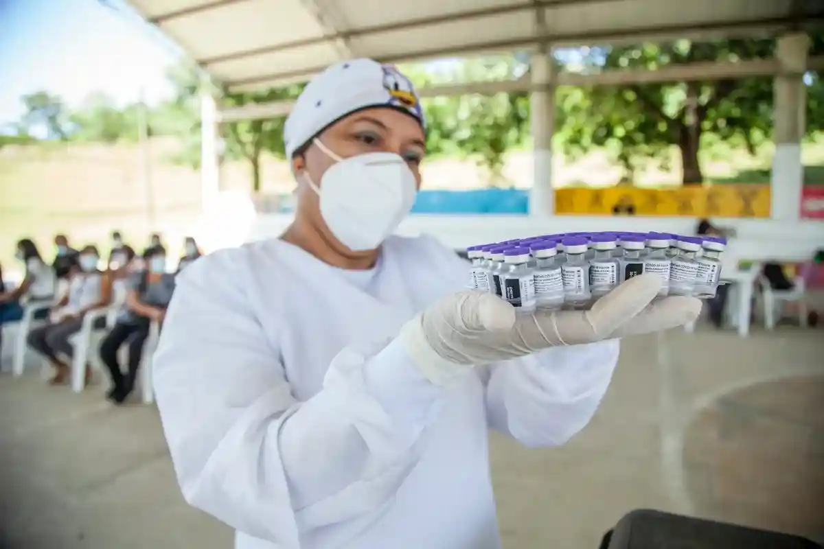 Медик держит в руках баночки с вакцинами. Фото: FRANK MERIÑO / pexels.com.