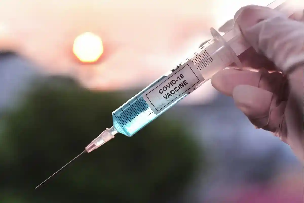 Заболеваемость коронавирусом в Германии снова снизилась. Несмотря на это, политики и медики выступают за вакцинацию. Фото: NAOWARAT / Shutterstock.com