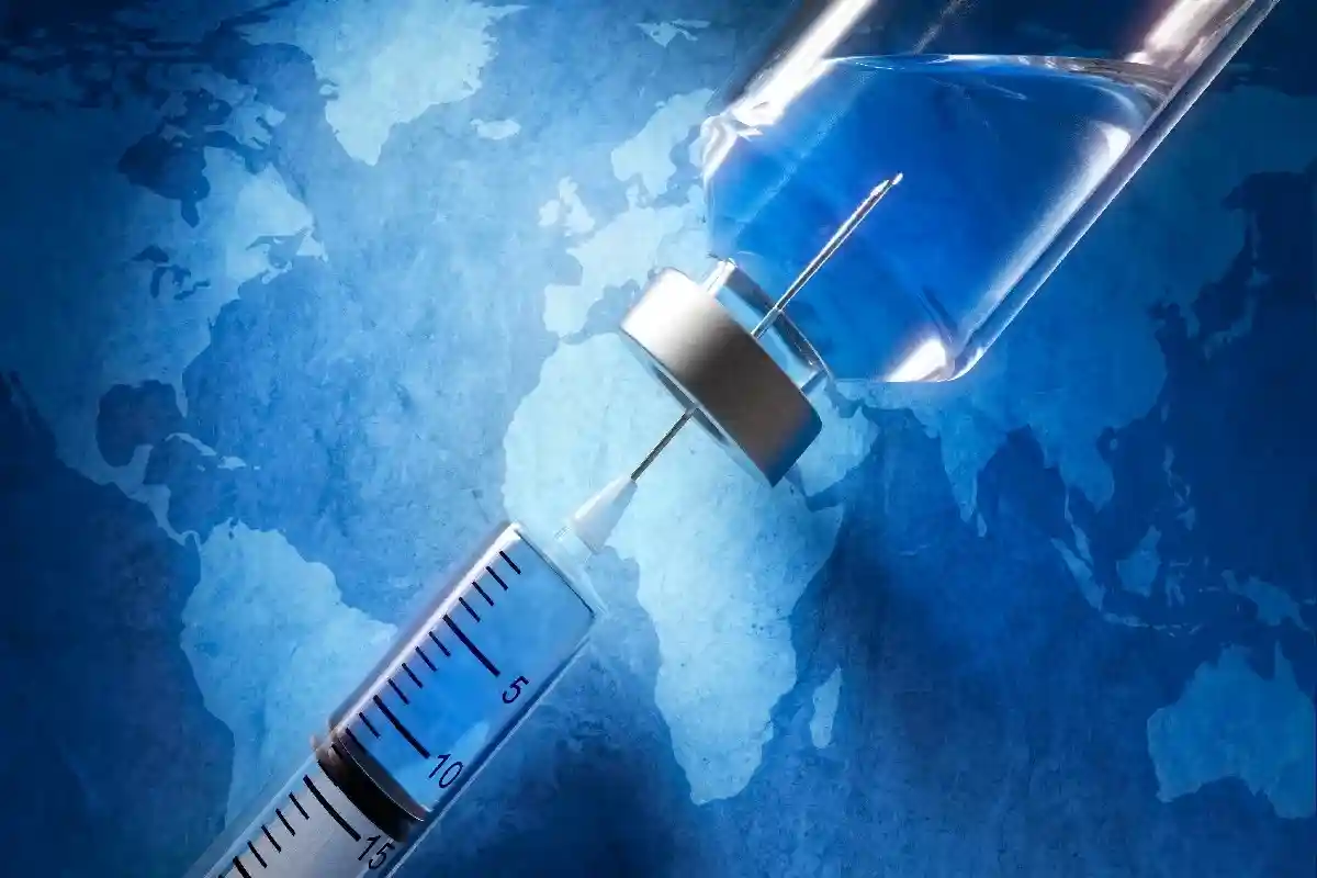 Ревакцинация продлевает пандемию коронавируса: как считают в ВОЗ, пандемия прекратилась бы при глобальном уровне вакцинации (40%) в каждой стране. Фото: peterschreiber.media / Shutterstock.com