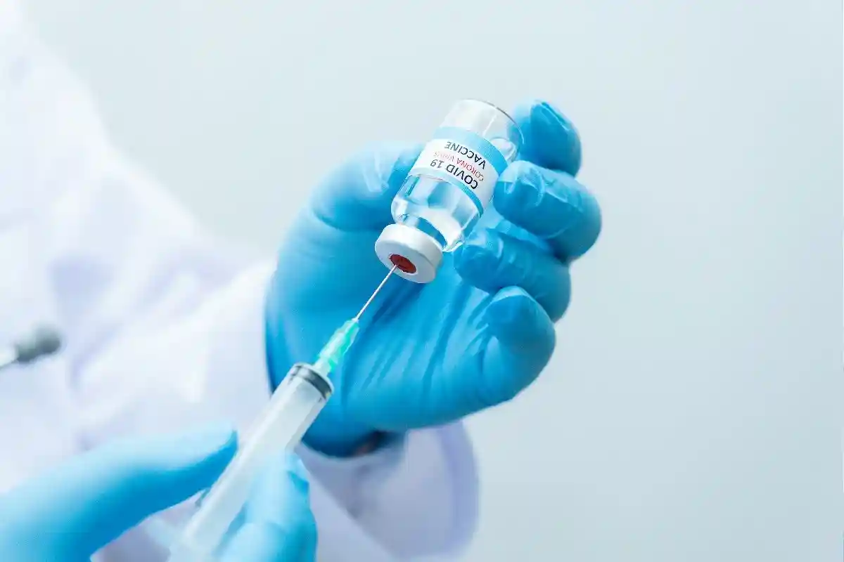 Лаутербах выступает за ревакцинацию: как утверждает министр, «три вакцины, вероятно, очень хорошо защитят от серьезного заболевания». Фото: Mrz producer / Shutterstock.com