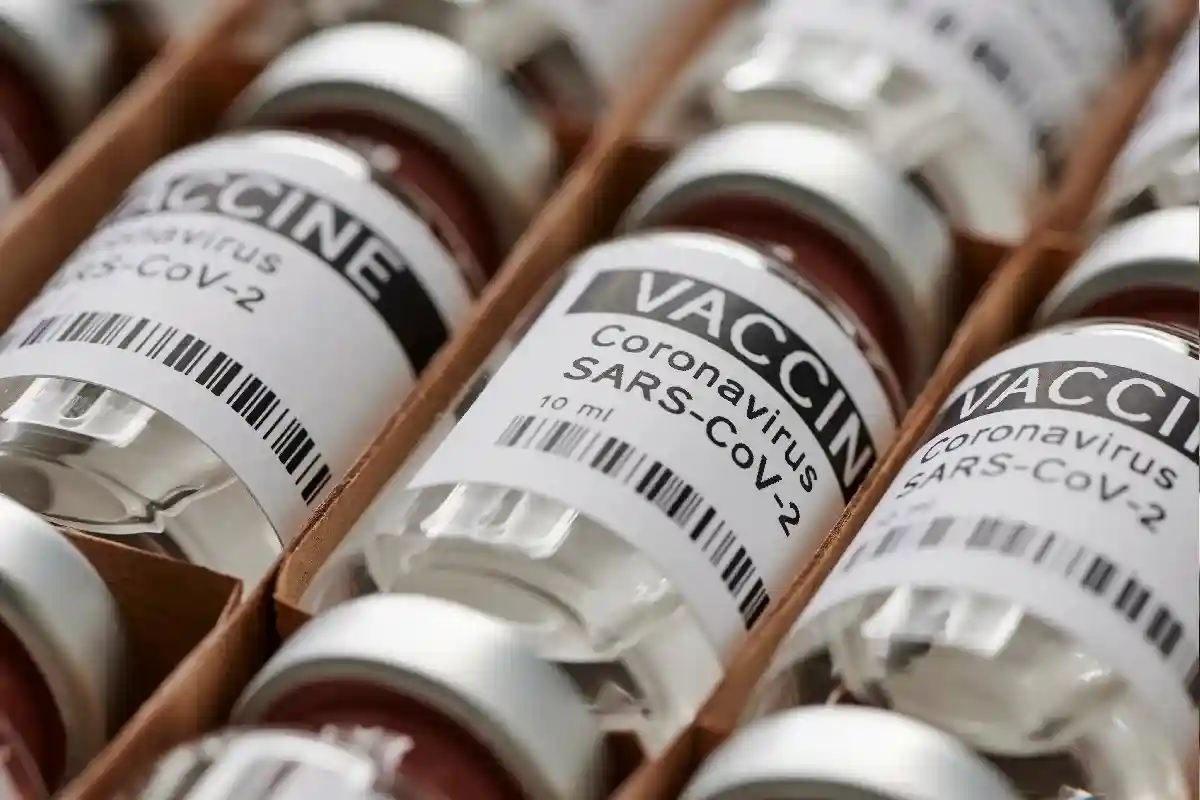 Четвертая прививка от коронавируса потребуется летом или осенью 2022 года. Фото: M-Foto / Shutterstock.com