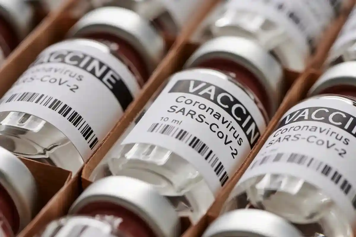 Вакцина от коронавируса Фото: M-Foto/Shutterstock.com