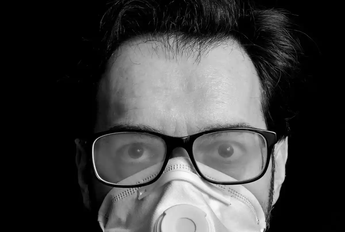 Маска и запотевшие очки: как с этим бороться? Фото: Juan Gomez/Unsplash.com
