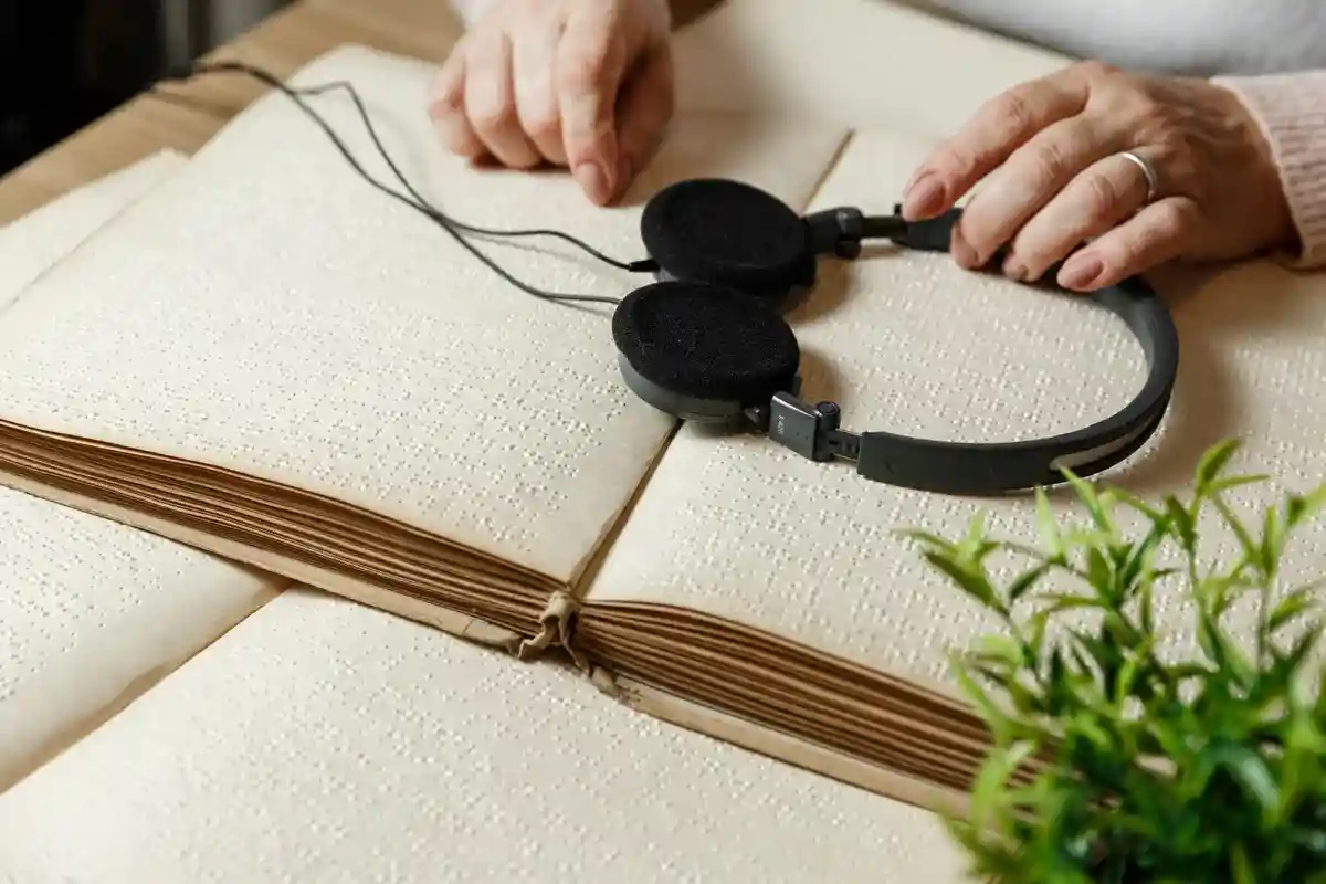 Женщина читает книгу для слепых Фото: Iren Moroz /Shutterstock.com