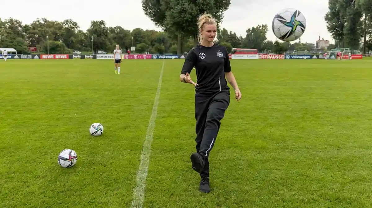 Насколько популярен женский футбол в Германии? фото 1