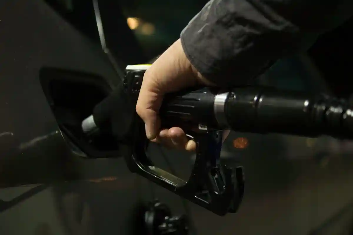Бензин станет дороже в 2022 году. Фото: Skitterphoto / Pexels.