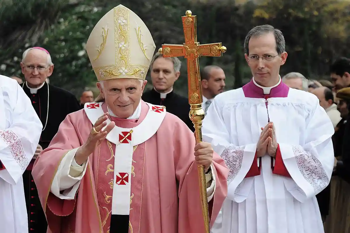 Папа Бенедикт XVI — фигурант дела о насилии над детьми