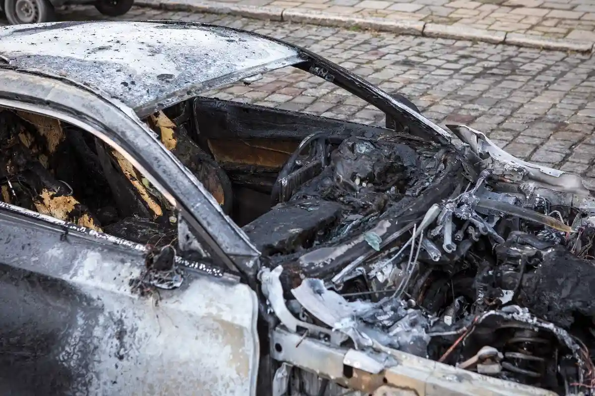 213 машин получили серьёзные повреждения или сгорели полностью. Фото: SaskiaAcht / shutterstock.com 
