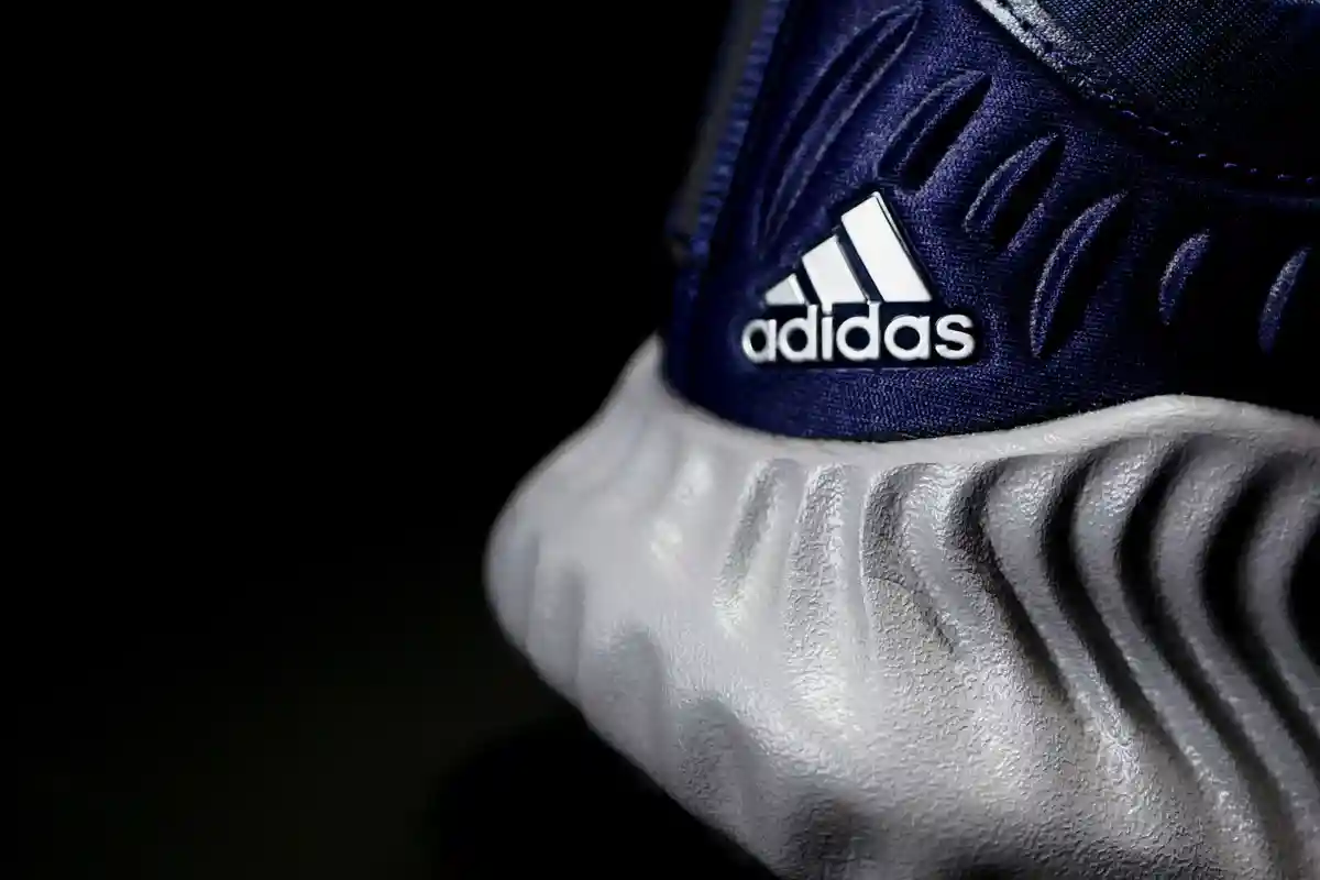 Компания Adidas хочет перейти на переработанный полиэстер Фото: Bortolomeus Abdi W / Shutterstock.com