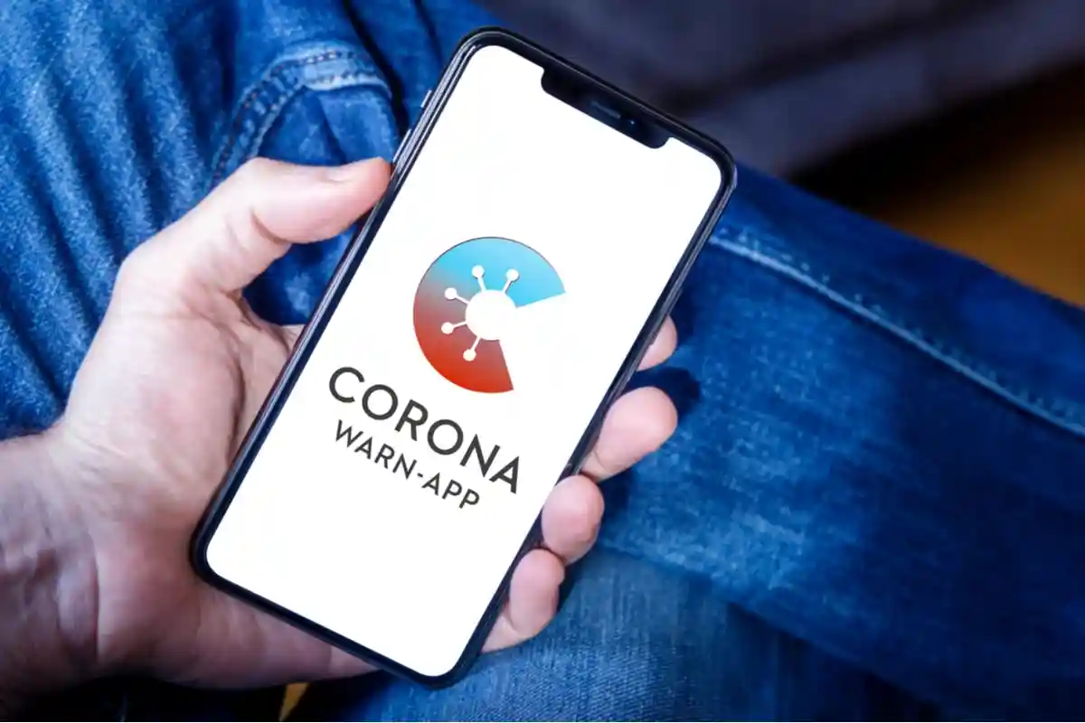 Приложение «Corona-Warn» на мобильном телефоне Фото: AVC Photo Studio / Shutterstock.com