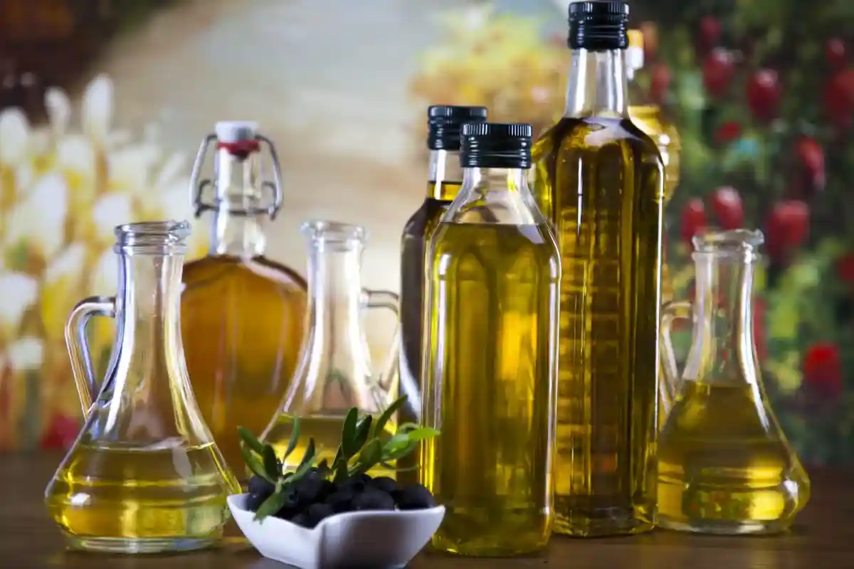 Растительные масла (оливковое, подсолнечное) следует хранить в темном месте, и лучше, если бутылка будет из темного стекла. Фото: Sebastian Duda / shutterstock.com
