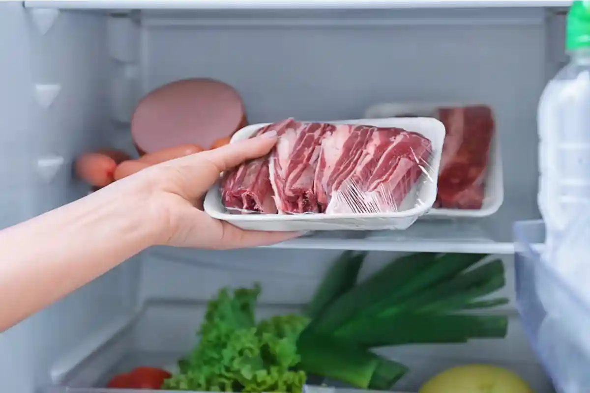 Свежее мясо хранится в холодильной камере не больше суток, а в зоне свежести – до 7 дней. Фото: Africa Studio / shutterstock.com