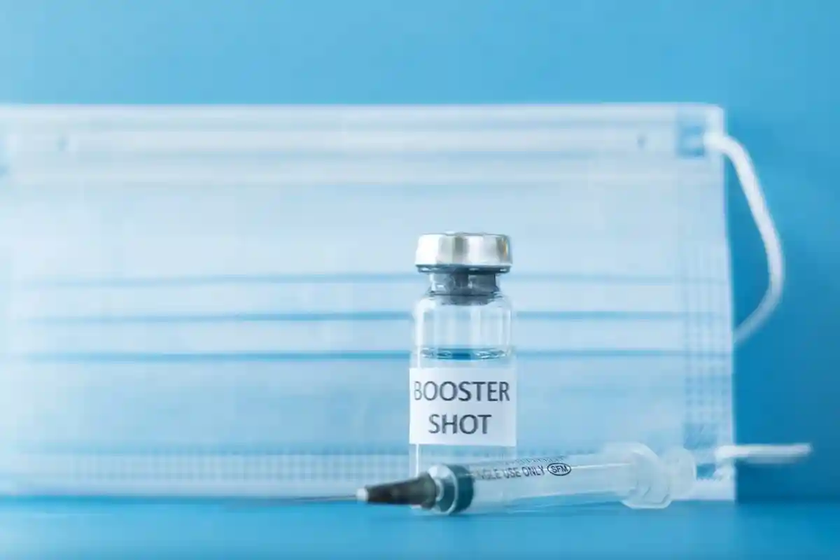 бустерная прививка для переболевших коронавирусом / Tikhonova Yana / shutterstock.com