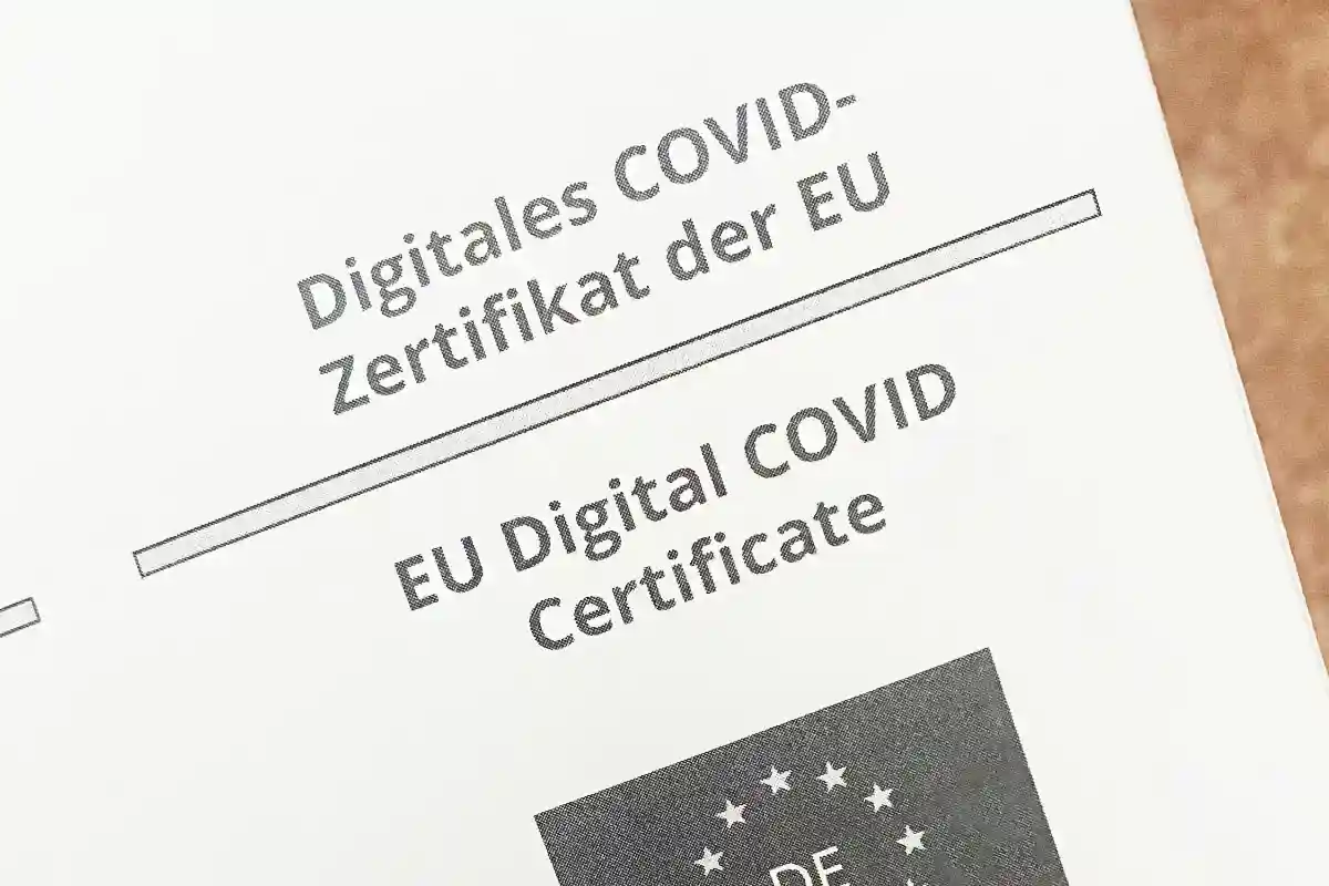 Сертификат вы получите на бумаге, QR-код потом можно загрузить в приложение. Фото: Polina Ischenko / Aussiedlerbote. 