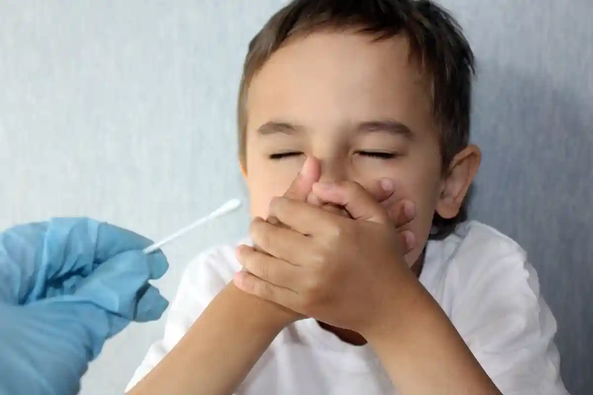 Ребенок боится делать тест на коронавирус. Фото: Irina Liubimova / shutterstock.com