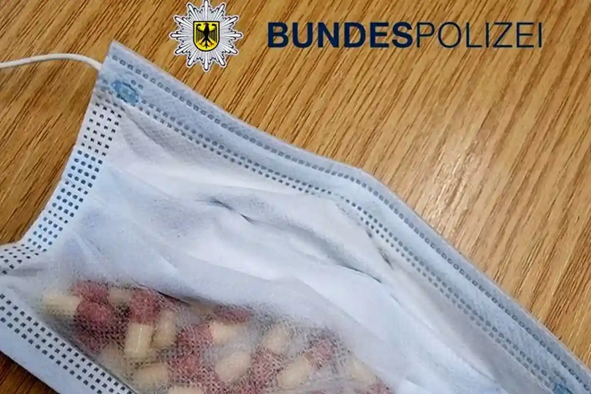 Дилеры спрятали наркотики в маску. Фото: Bundespolizei