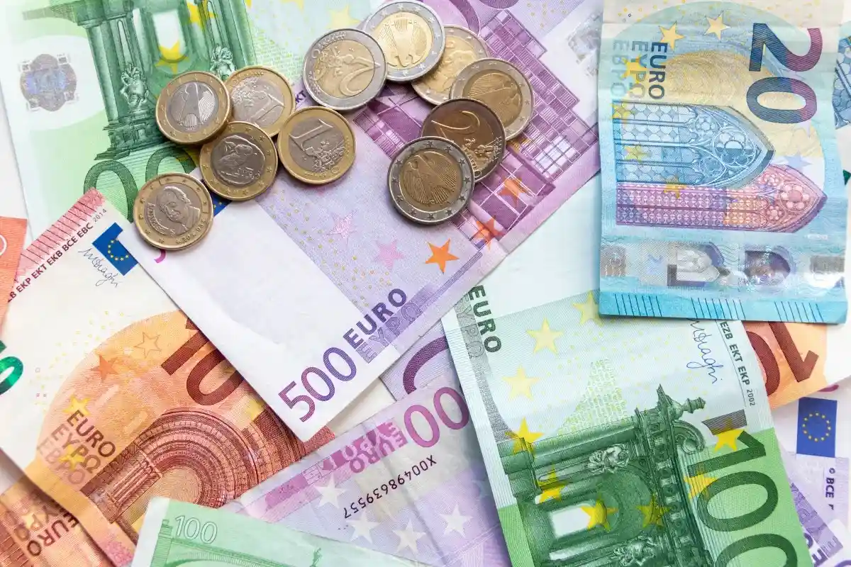 Финансовые изменения в Германии в 2022 году: вырастет размер минимальной зарплаты и пенсии, повысятся налоги, пособия и др. Фото: sunakri / Shutterstock.com 