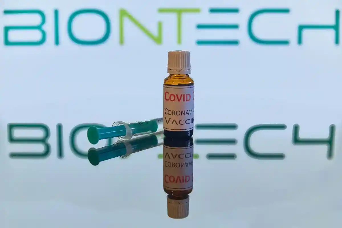 BioNTech и Pfizer начали клинические испытания вакцины от "Омикрона"