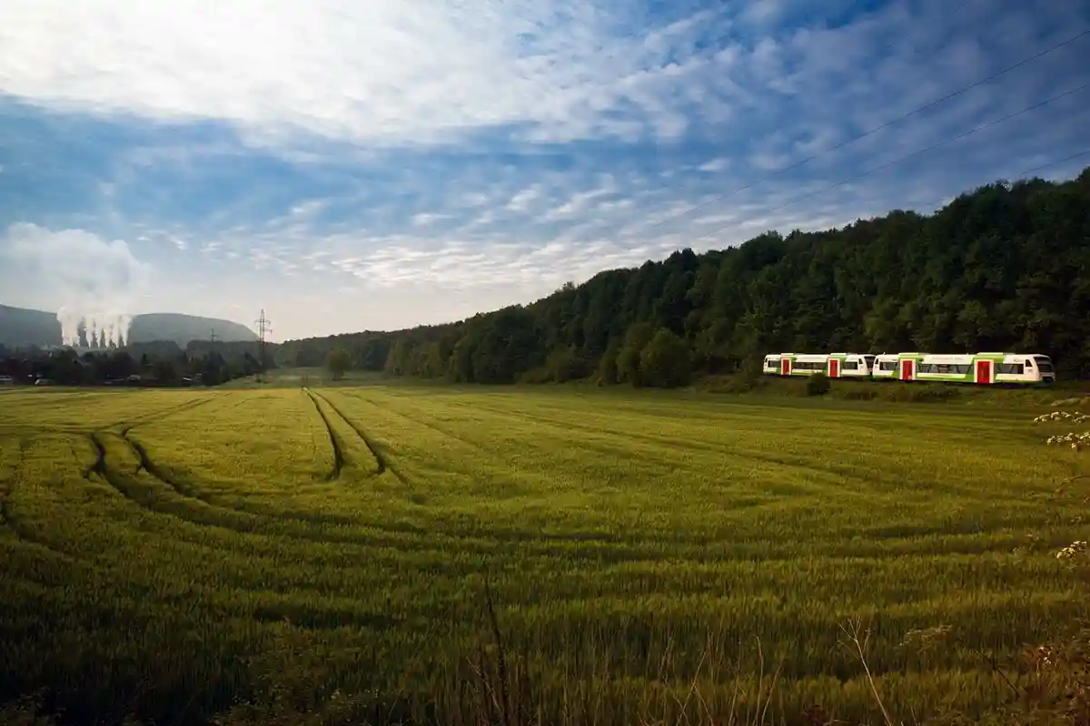 Saalfeld, Германия. Через всю территорию федеральной земли курсируют поезда. Фото: Robert Wiedemann / unsplash.com