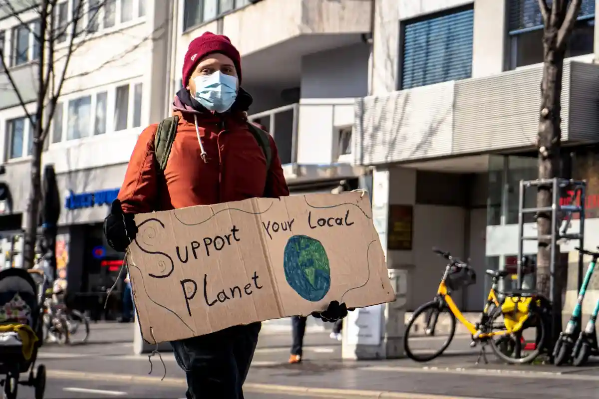 Климатические активисты блокируют автобаны в Берлине и Гамбурге. Фото: Mika Baumeister/Unsplash.com