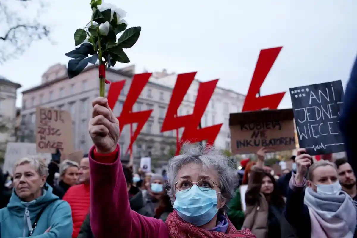 Акция протеста после смерти Изабеллы — первой жертвы закона об абортах в Польше. 7 ноября, Краков. Фото: praszkiewicz / shutterstock.com