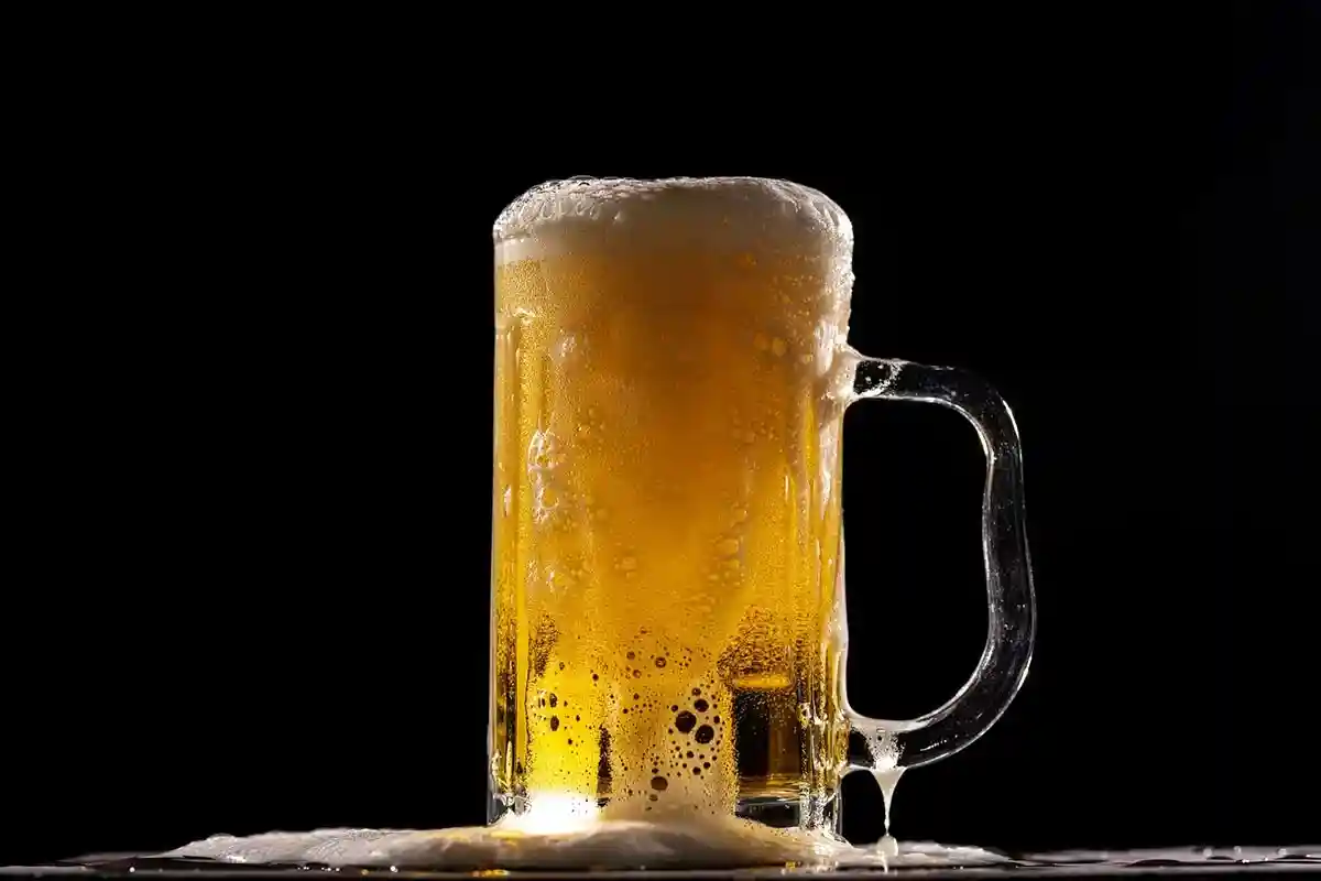 Цена на пиво выросла, однако стакан в ресторане становится меньше. Вместо стакана 0,5 л теперь подают стаканы 0,33 л. Фото: engin akyurt / Unsplash.com