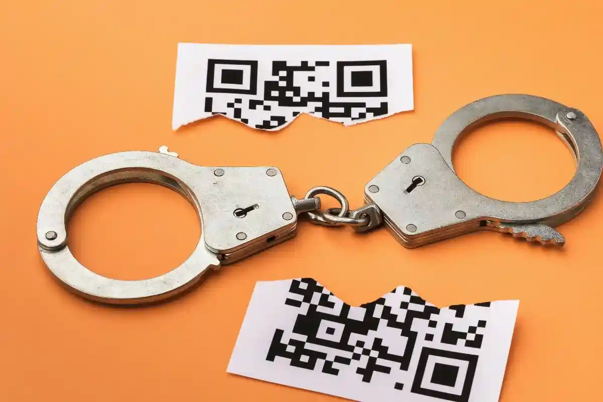 Использование и изготовление поддельных COVID-паспортов — уголовное преступление. Фото: Sergey Chayko / Shutterstock.com