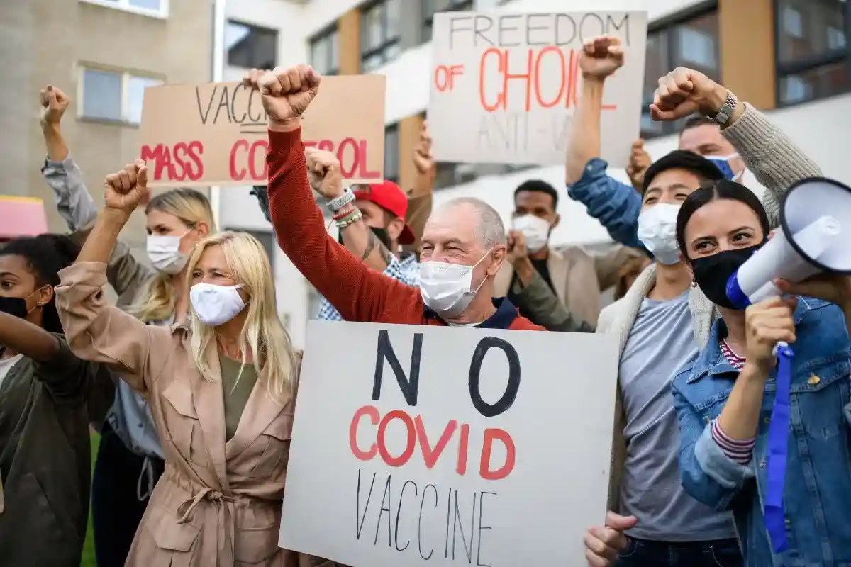 Десятки тысяч людей на протестах против COVID-19 в Германии