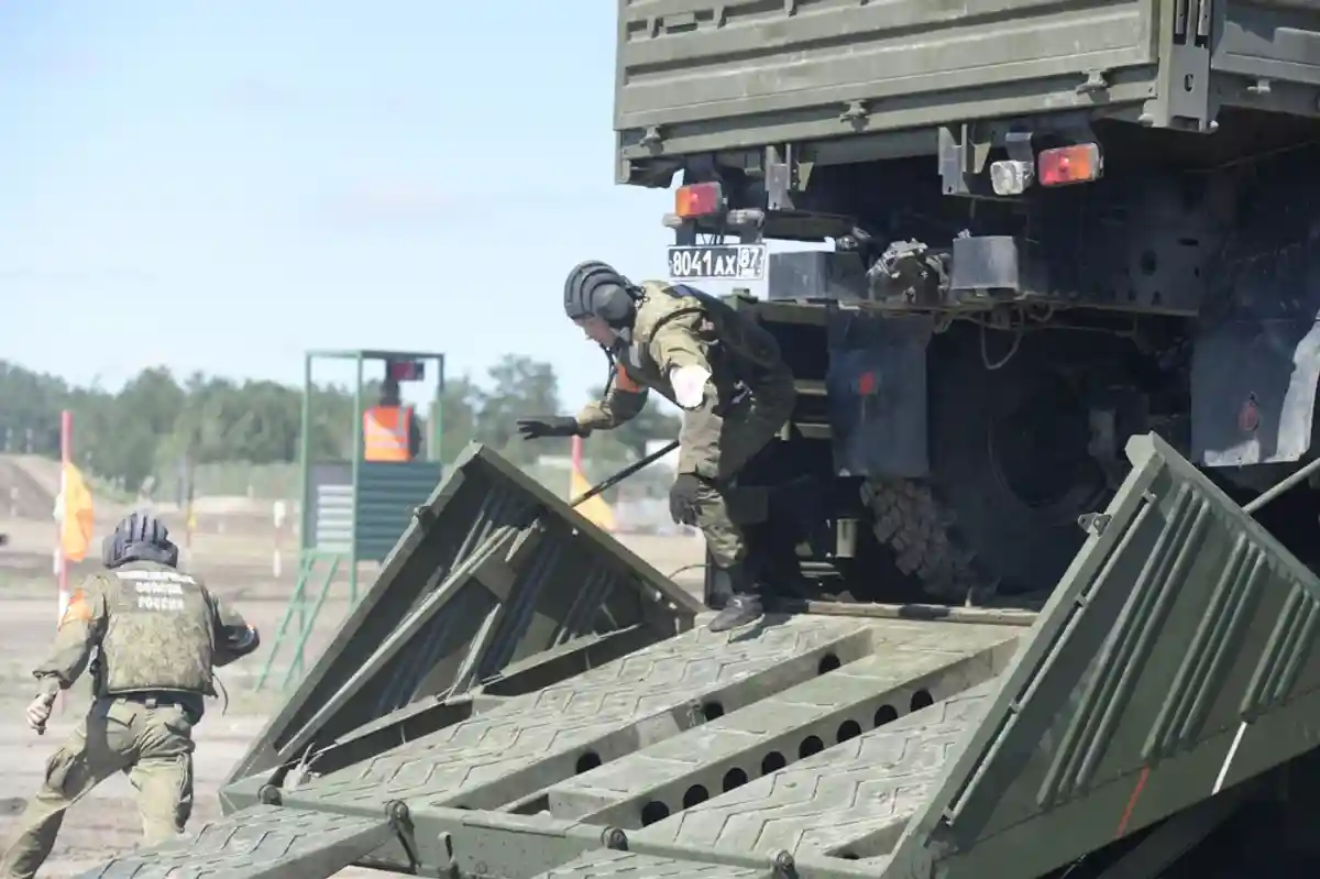 Россия перебрасывает войска в Белоруссию и эвакуирует дипломатов