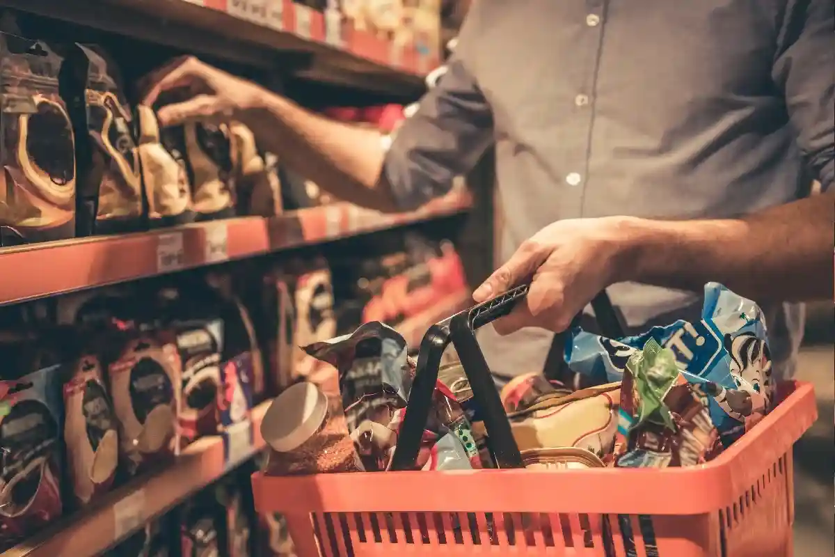 Во многих супермаркетах наиболее дорогие товары расположены на уровне глаз, чтобы их было легче заметить и купить. Фото: George Rudy / Shutterstock.com