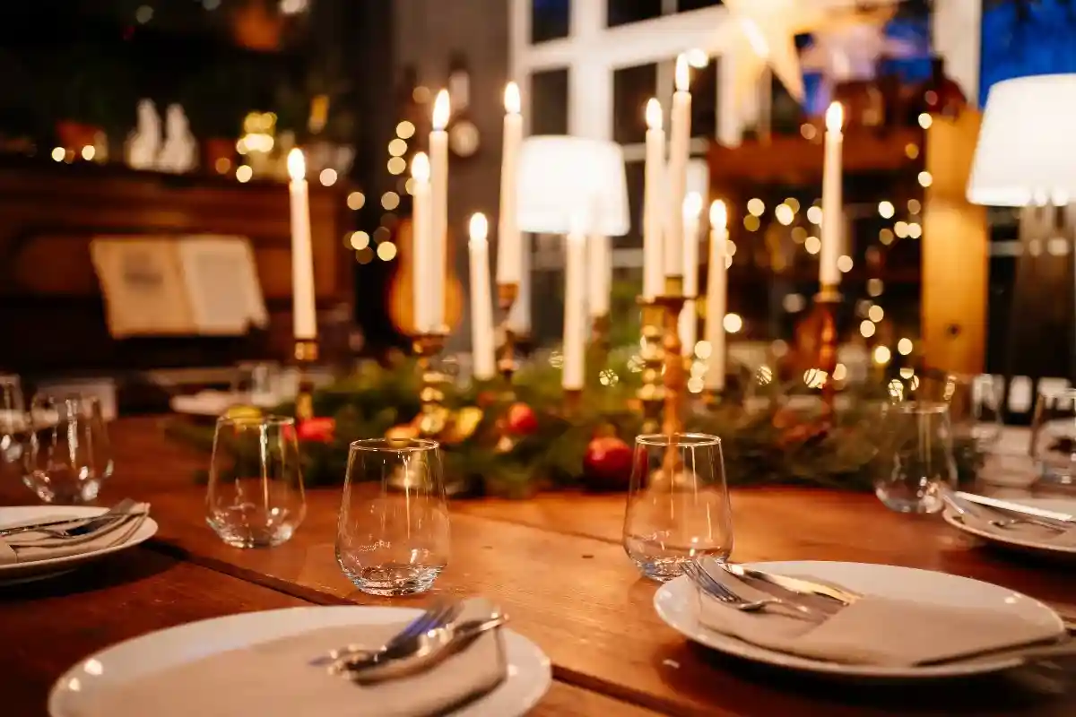 После появления на небе первой звезды начинается праздничная трапеза. На стол подают 12 блюд, символизирующих число апостолов Иисуса Христа. Фото: Andrey Sayfutdinov / Shutterstock.com 