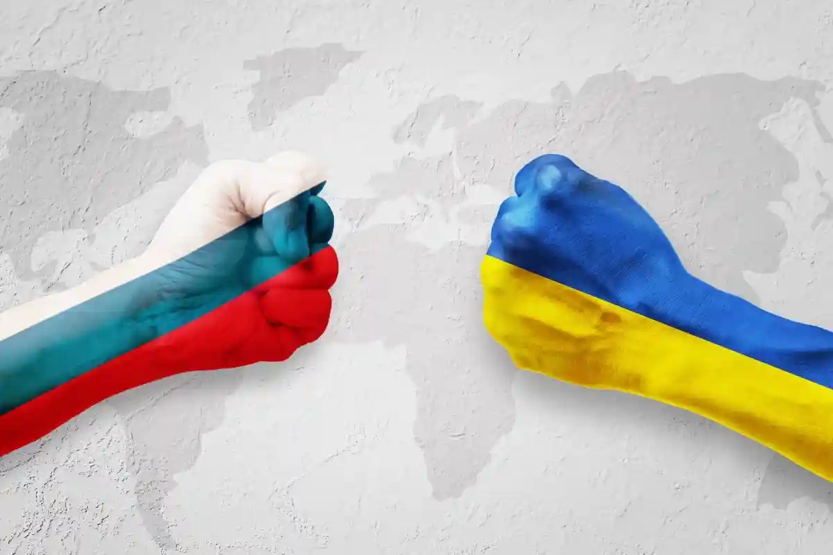 Отношения России и Украины накалены до предела. Фото: Khanthachai C / Shutterstock.com