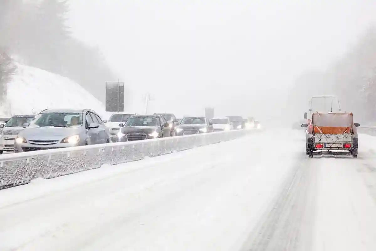 В Гессене после снегопадов на нескольких автомагистралях в субботу сутра царит снежный хаос. JensHN / shutterstock.com/ 