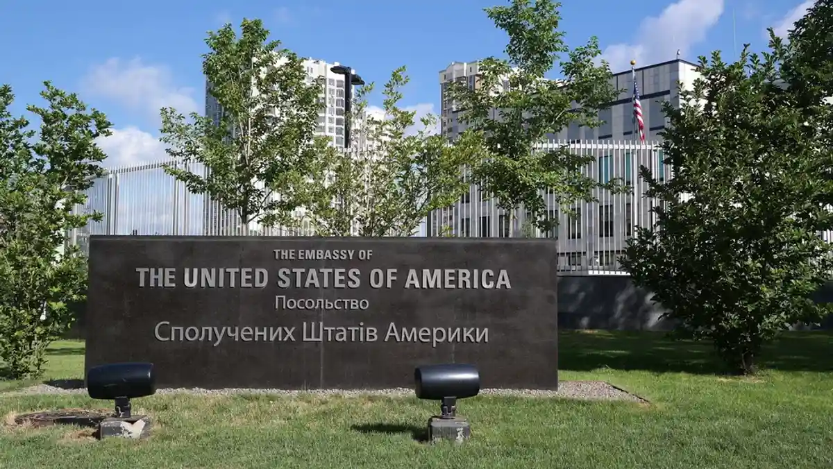 США и Великобритания эвакуируют дипломатов из Украины. Фото: Sergey Kamshylin / shutterstock.com