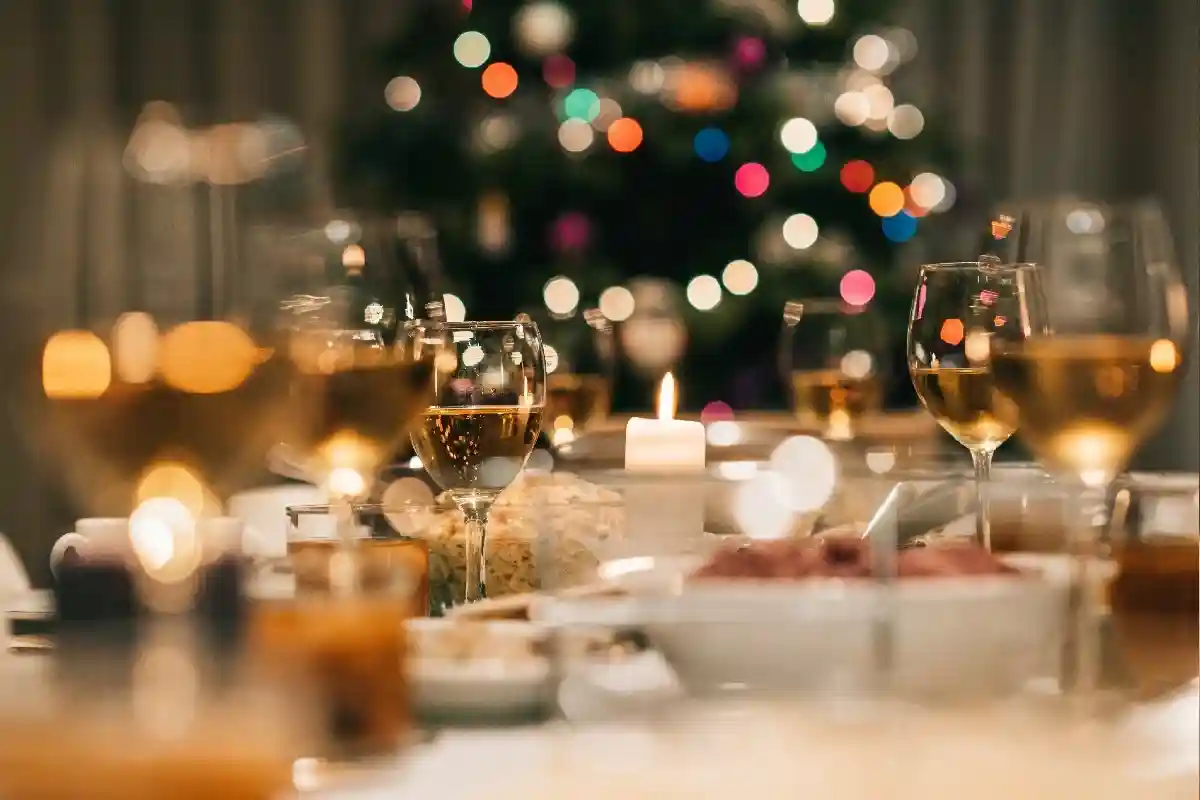 Одна из основный древних традиций на Старый Новый год — Щедрый вечер. Нужно было устроить пышное застолье и пригласить гостей. Фото: mavo / Shutterstock.com