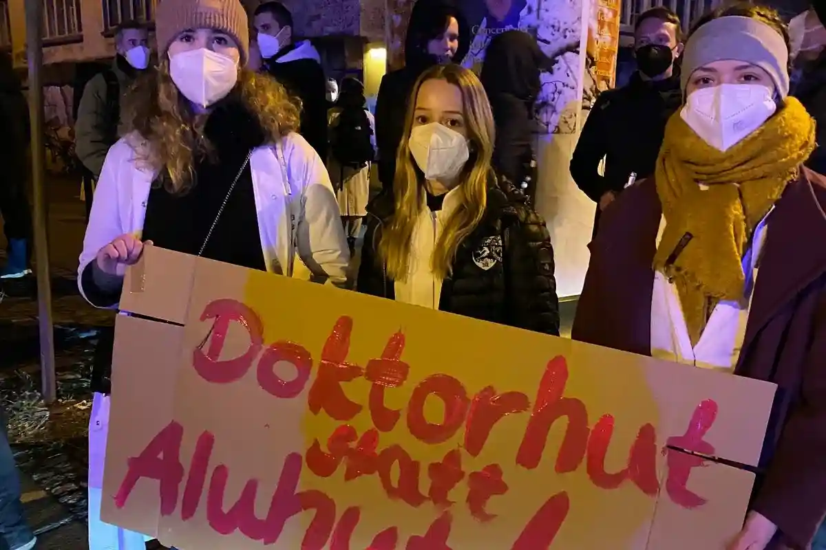 Студенты-медики защищают клинику. Фото: twitter-аккаунт Annette Binninger / @abireport