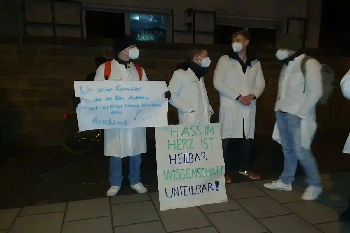 Студенты-медики защищают клинику. Фото: twitter-аккаунт Franziska Klemenz / @FreieReporterin