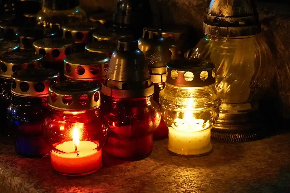 Свечи перед дрезденской Фрауенкирхе напомнили о жертвах пандемии. Freer / shutterstock.com/ 