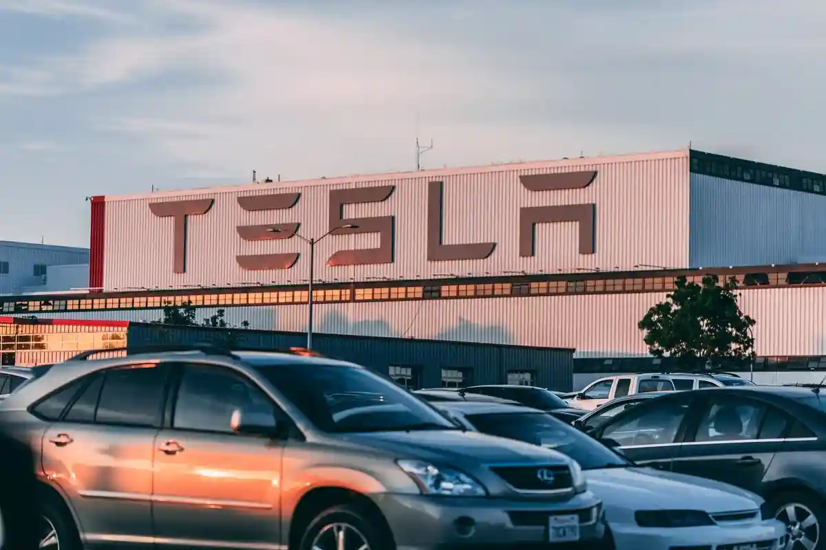 60 000 водителей Tesla тестируют новейшее программное обеспечение для самостоятельного вождения. Фото: Craig Adderley / Pexels.