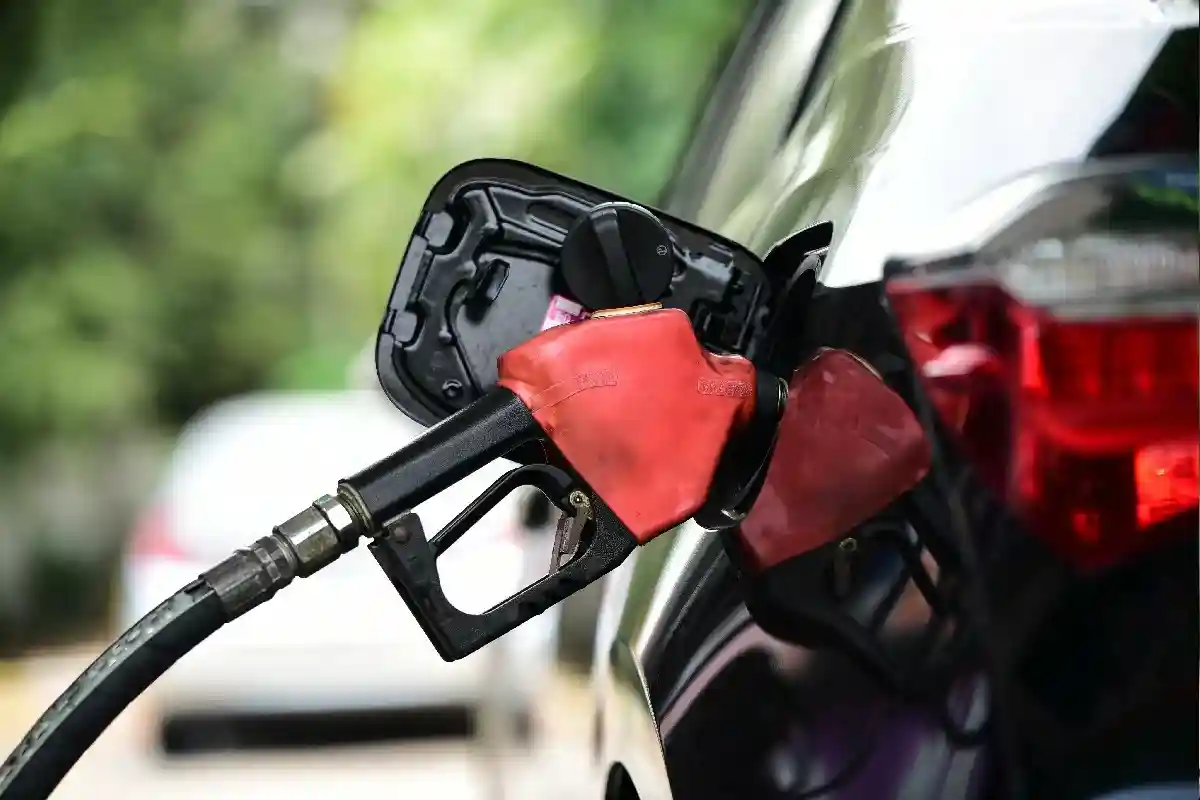 В результате стоимость бензина будет значительно ниже 2 евро за литр, а дизельное топливо приблизится к этому порогу. Фото: CHAI UM-IM / Shutterstock.com