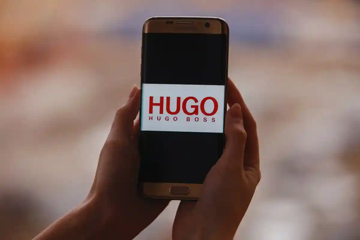 Цифровые продажи составили 20% консолидированных продаж в четвертом квартале. Для HUGO BOSS это важная веха на пути к доле цифрового бизнеса от 25% до 30% к 2025 году. Фото: Allmy / Shutterstock.com