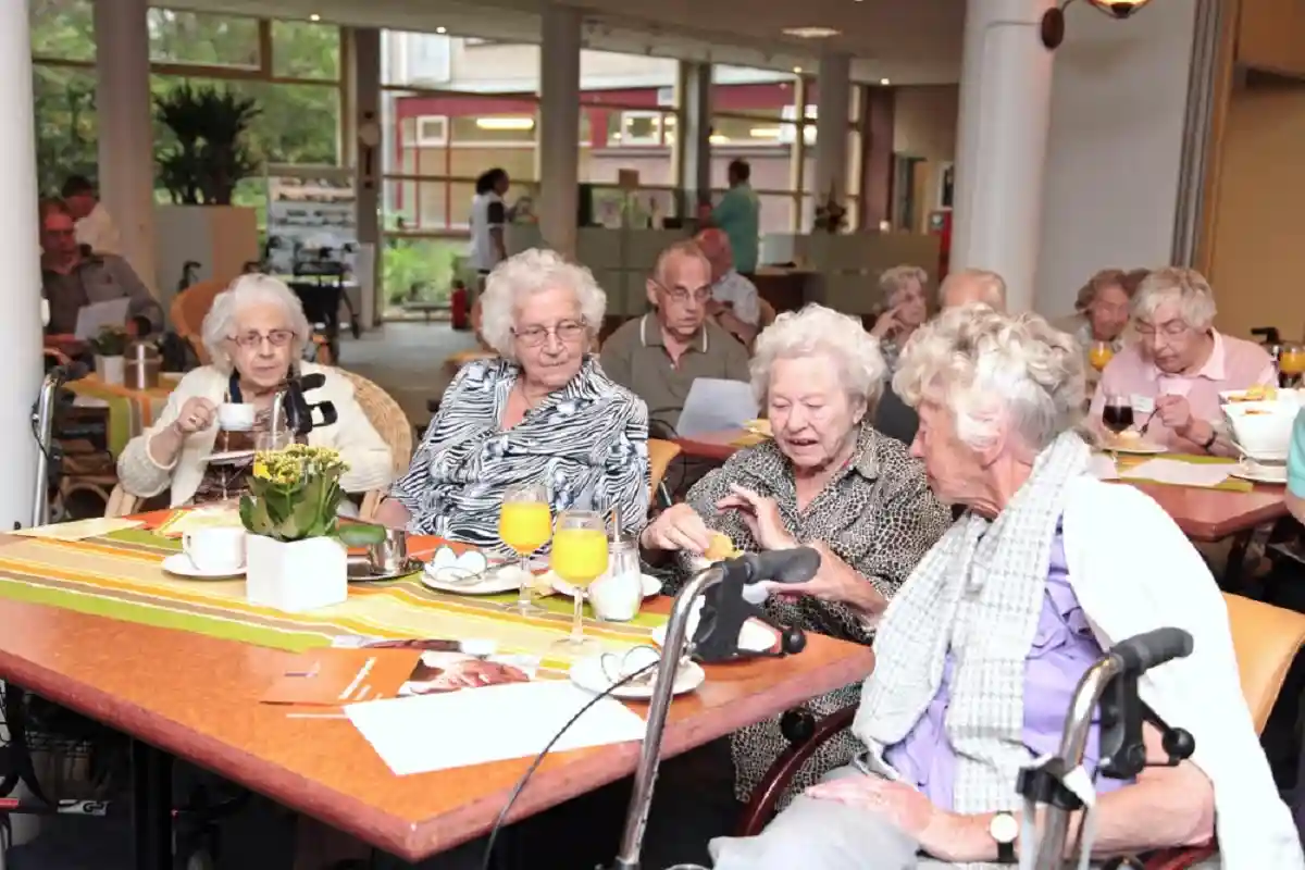 Уход за престарелыми в Германии. Фото: Nancy Beijersbergen / shutterstock.com