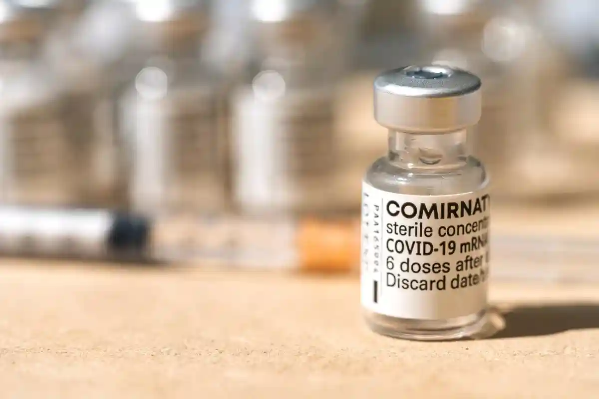 Вакцина от коронавируса Pfizer/BioNTech. Фото: r.classen / shutterstock.com