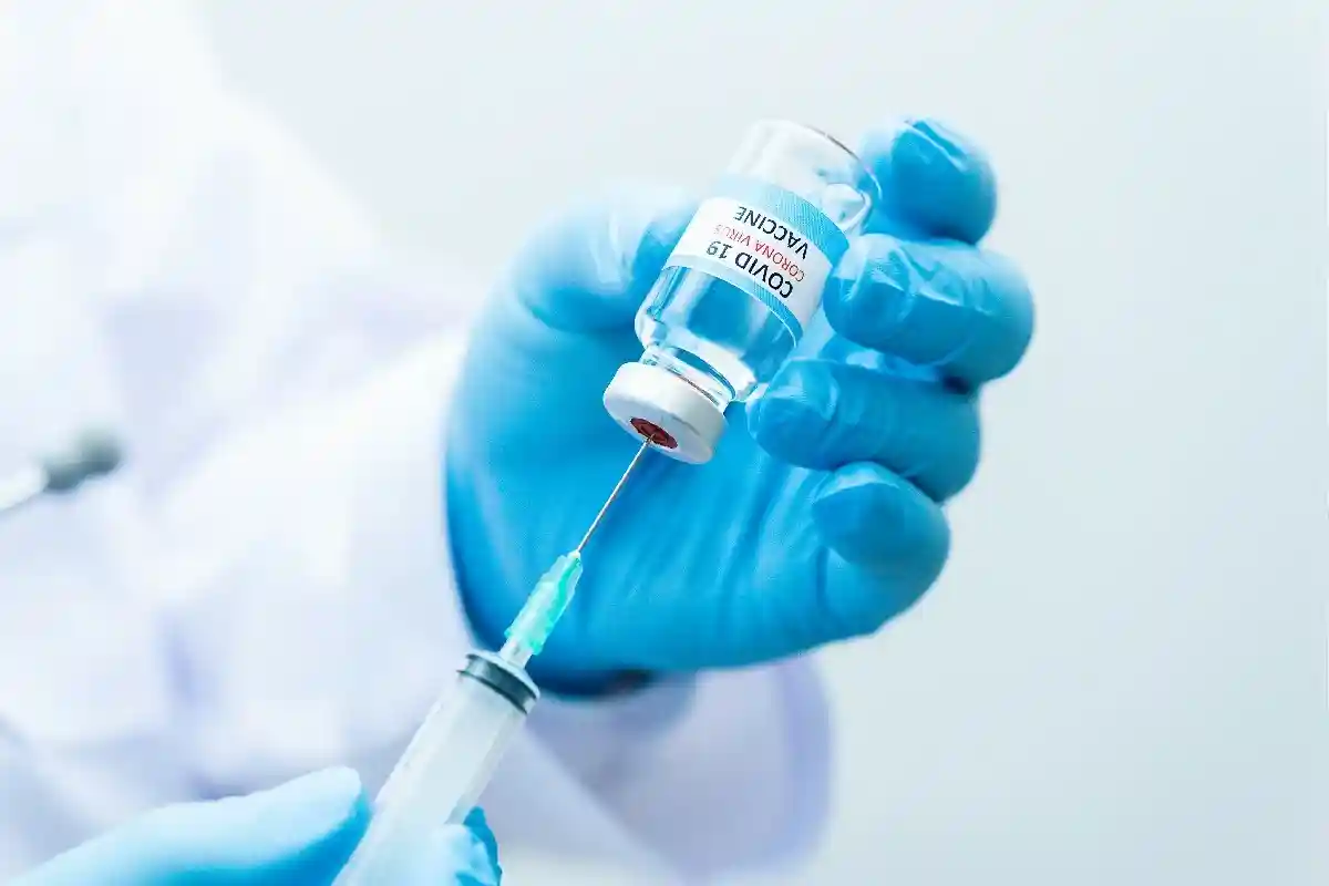 Министр здравоохранения Карл Лаутербах назвал новую цель вакцинации в Германии: необходимо вакцинироваться еще 15 миллионам человек. Фото: Mrz producer / Shutterstock.com 