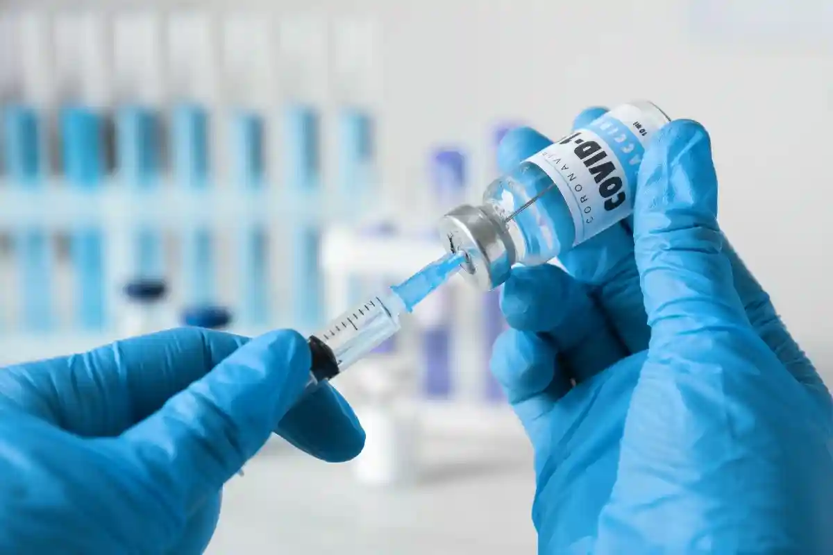Согласно требованию Лаутербаха, около 47,5 миллионов человек должны будут пройти повторную вакцинацию. Фото: New Africa / Shutterstock.com