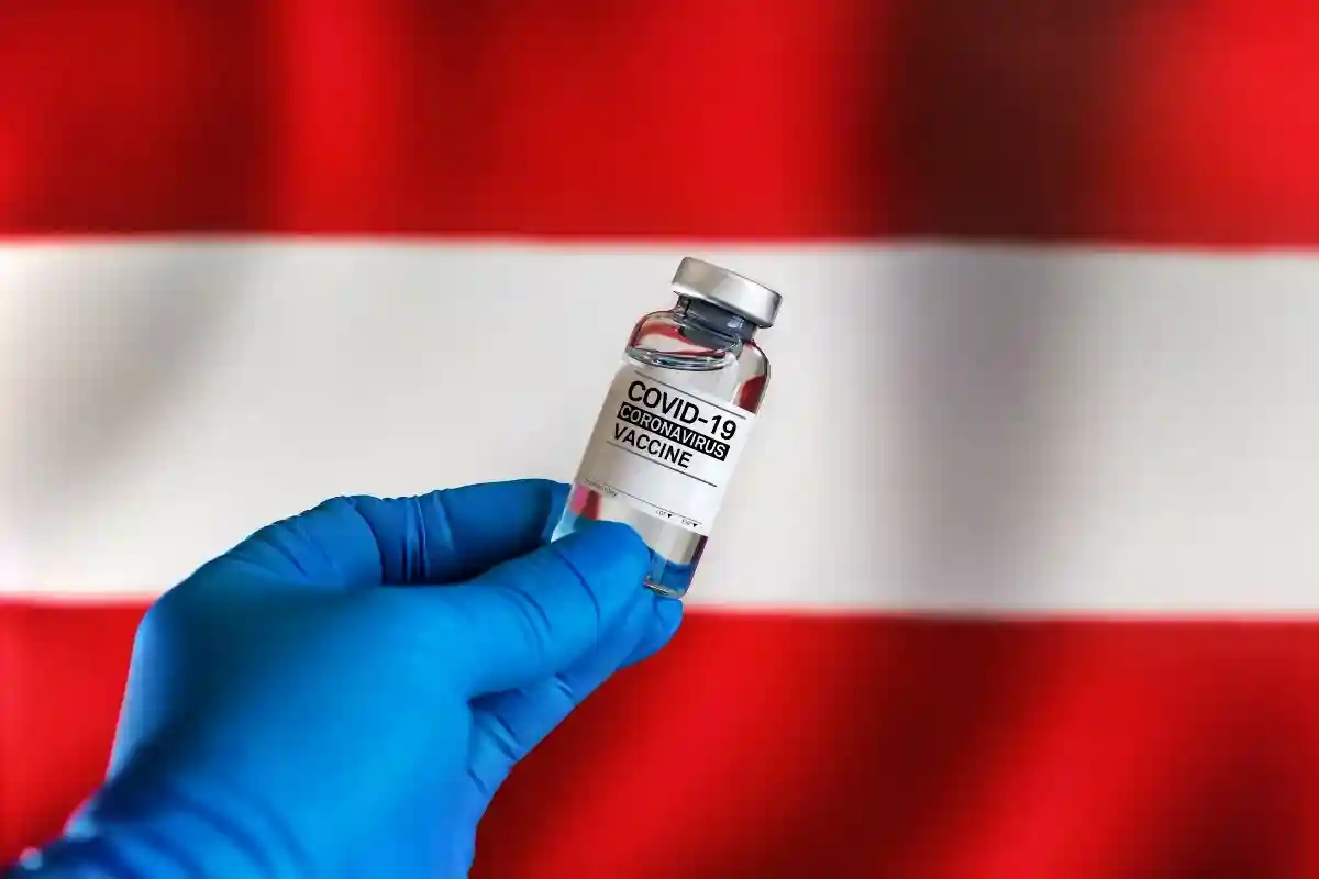 До середины марта непривитые люди в Австрии должны пройти вакцинацию. Фото: angellodeco / Shutterstock.com 